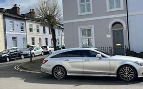 The Lily Pad - Boutique Townhouse, A Short Walk To Town Center And Racecourse